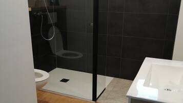 Douche, sĂšche-cheveux, serviettes fournies