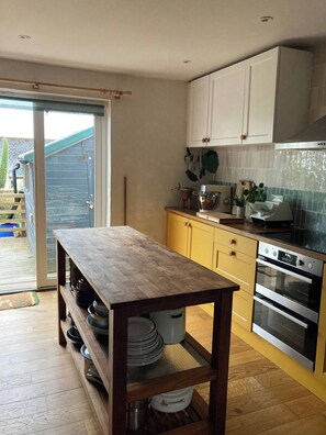 Oven, stovetop, dishwasher - Cosy Family Home with Garden in Central Falmouth (Falmouth)