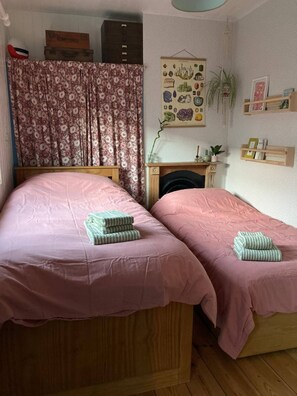 Iron/ironing board, WiFi, bed sheets - Cosy Family Home with Garden in Central Falmouth (Falmouth)