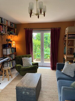 Living area - Cosy Family Home with Garden in Central Falmouth (Falmouth)