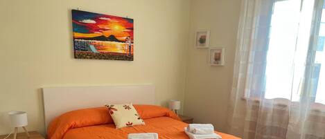 Een strijkplank/strijkijzer, wifi, beddengoed