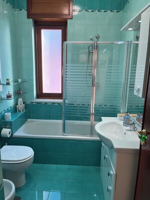 Séchoir à cheveux, bidet, serviettes fournies, savon