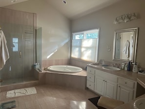 Secadora de cabello, toallas, jabón, papel de baño 