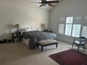 Tabla de planchar con plancha, internet y ropa de cama 