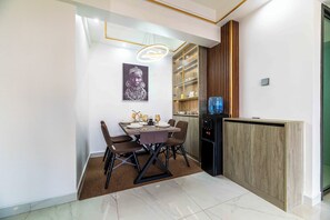 Dining - Cozy, new,modern, detail-orientatied,clean, (Nairobi)