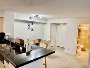 シャワー、ヘアドライヤー、タオル、石鹸