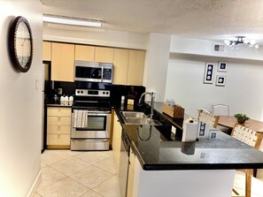 Private kitchen - HOLLYWOOD COZY CONDO (Hollywood)