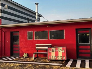 المنشأة من الخارج