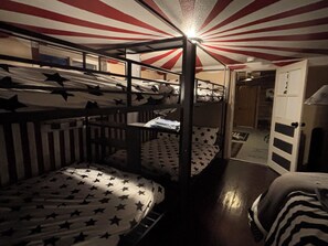 Internet, bed sheets - Circus inspired lodging studio supporting community, creativity, and connection. (Salida)