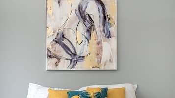 4 bedrooms, iron/ironing board, WiFi, bed sheets