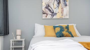 4 bedrooms, iron/ironing board, WiFi, bed sheets