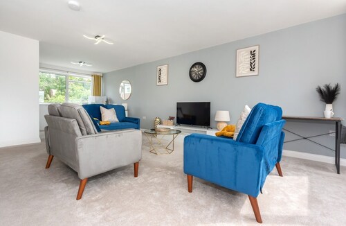 Beautiful Orpington Home w Pool Table