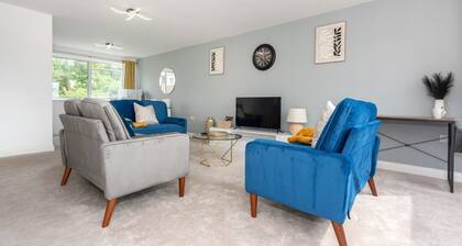 Beautiful Orpington Home w Pool Table