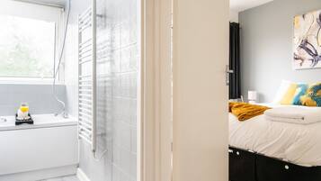 4 bedrooms, iron/ironing board, WiFi, bed sheets