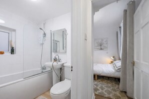 Hårføner, bidé, håndklær og såpe