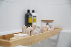 Hårføner, bidé, håndklær og såpe