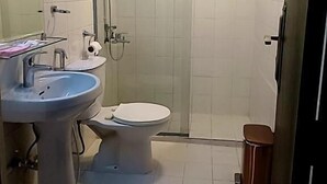 Kamar Double Standar, pemandangan marina | Kamar mandi | Sandal