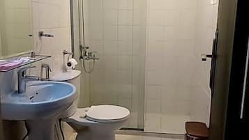 Phòng đôi Tiêu chuẩn, quang cảnh bến du thuyền | Phòng tắm | Dép đi trong nhà