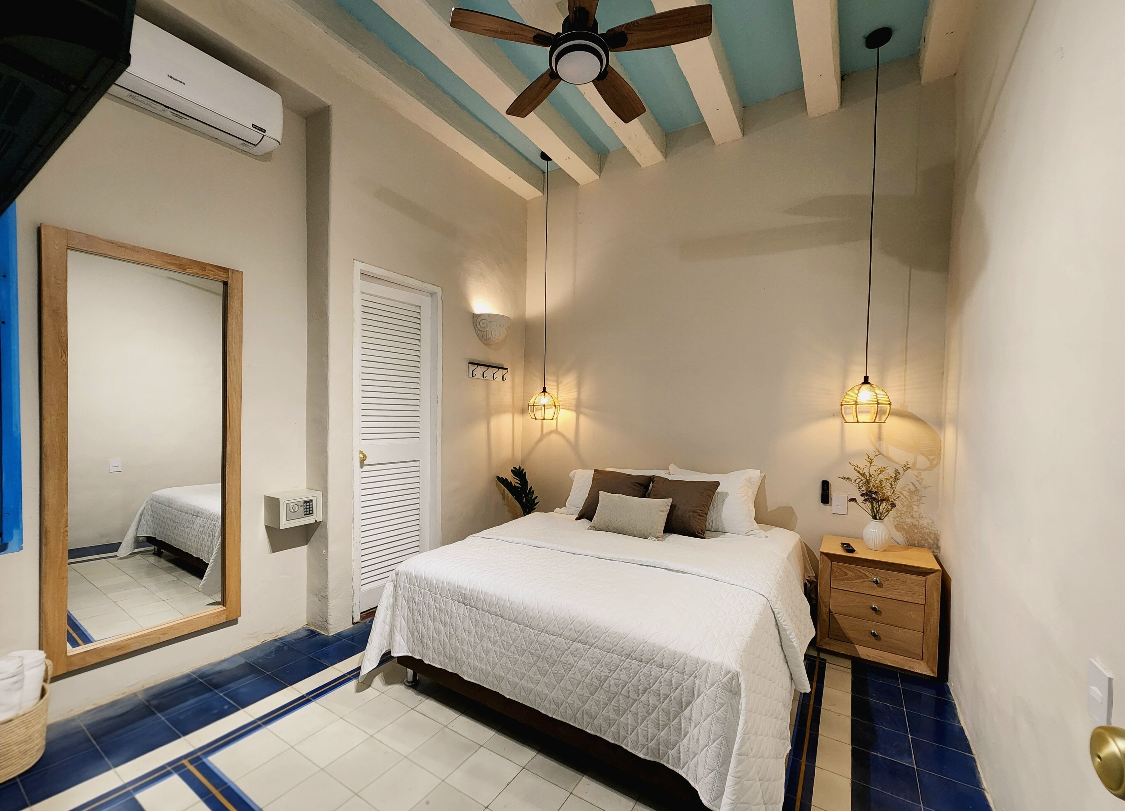 Tabla de planchar con plancha, wifi y ropa de cama 