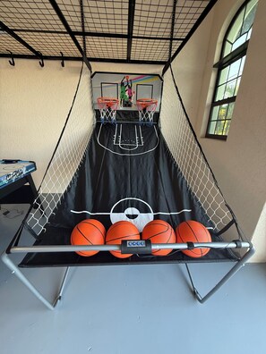 Games room - Villa Sunset Infinity Retreat- perfect for families (Cape Coral)
