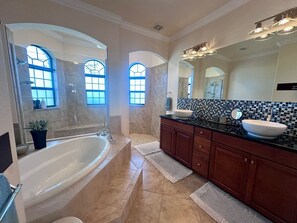 Shower, hair dryer, soap, toilet paper - Villa Sunset Infinity Retreat- perfect for families (Cape Coral)