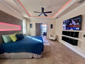 4 bedrooms, WiFi, bed sheets - Villa Sunset Infinity Retreat- perfect for families (Cape Coral)