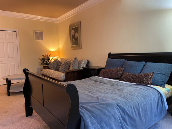 Een strijkplank/strijkijzer, wifi, beddengoed