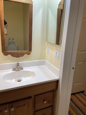 Een haardroger, handdoeken, zeep, toiletpapier