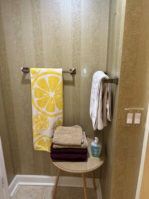 Hårtørrer, håndklæder, Sæbe, Toiletpapir