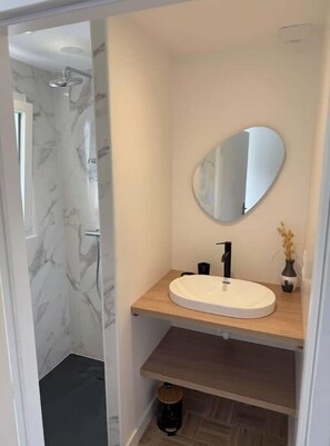 Shower, jetted bath, hair dryer, towels - Family home with spa bath in one of the most beautiful villages in France ! (Rochefort-en-Terre)