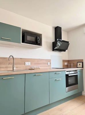 Private kitchen - Family home with spa bath in one of the most beautiful villages in France ! (Rochefort-en-Terre)