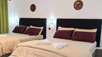 Brankas, meja kerja, setrika/meja setrika, dan Wi-Fi gratis