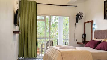 Deluxe tweepersoonskamer, uitzicht op bergen | Een kluis op de kamer, een bureau, een strijkplank/strijkijzer