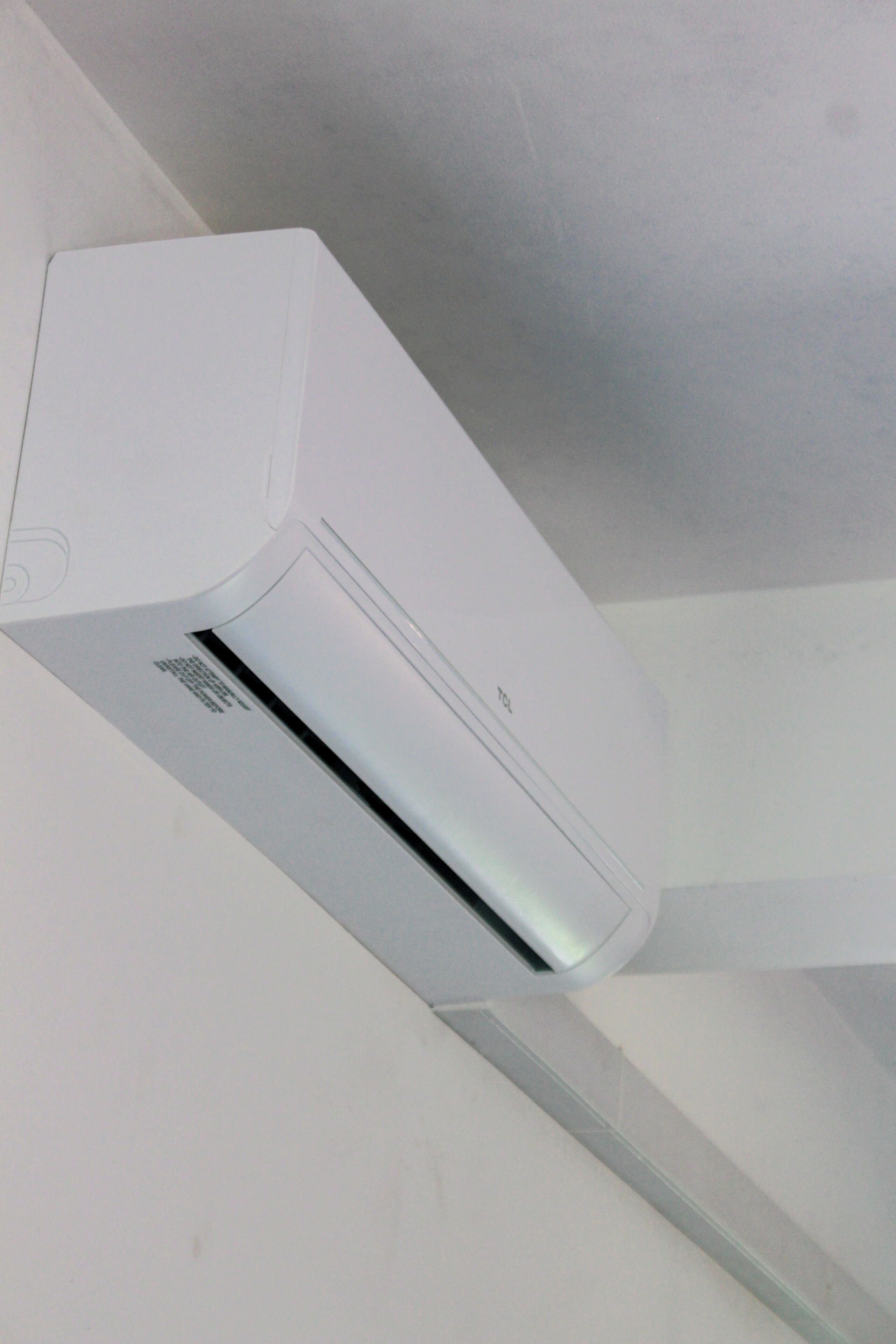 Un equipo de aire acondicionado blanco montado en una pared.