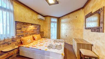 Villa Deluxe, vista montagna | Biancheria da letto ipoallergenica, una scrivania, postazione laptop