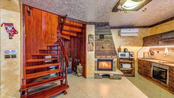 Deluxe Villa, Mountain View | Living area | Fireplace