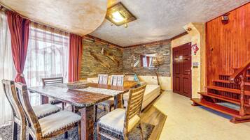 Deluxe Villa, Fireplace, Mountain View | Living area