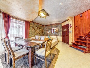Deluxe villa, open haard, uitzicht op bergen | Woonruimte | Een open haard