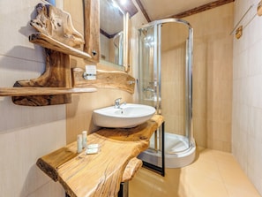 Villa Deluxe, cheminée, vue montagne | Salle de bain | Ensemble douche/baignoire, articles de toilette gratuits, sÚche-cheveux