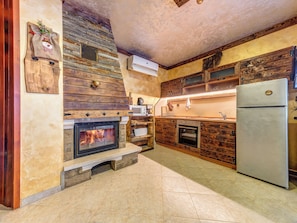 Deluxe Villa, Mountain View | Private kitchen | Full-sized fridge, microwave, oven, stovetop - Raikovski Livadi Mountain Villas (Pamporovo)