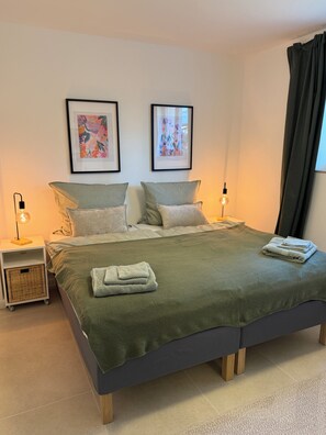 2 عدّة غرف نوم وواي فاي وملاءات أسرّة