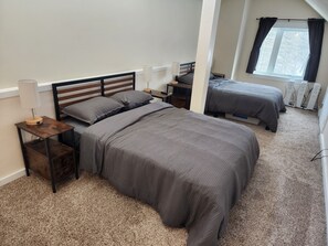 2 bedrooms, desk, free WiFi, bed sheets - Valley Trail Riverfront Townhouse with EV Charging 2 miles from Mount Snow (Dover)
