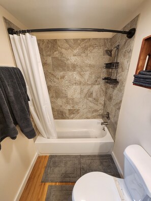 Shower, towels, soap, shampoo - Valley Trail Riverfront Townhouse with EV Charging 2 miles from Mount Snow (Dover)