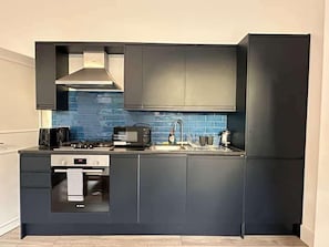 Frigorifero, microonde, forno, bollitore elettrico