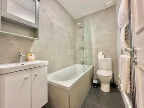 Een douche, een haardroger, handdoeken