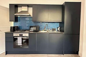 Een koelkast, een magnetron, een oven, een waterkoker