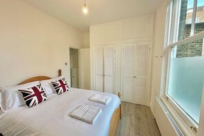 1 slaapkamer, een strijkplank/strijkijzer, gratis wifi, beddengoed