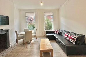 Living area - Bright Apartment Stockwell Station Nearby (London)