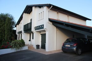 Exterior - Magnificent contemporary Basque house with pisicine in a green setting (Ustaritz)