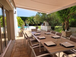 Outdoor dining - Stunning modern Basque house with a pool in a green setting   (Ustaritz)